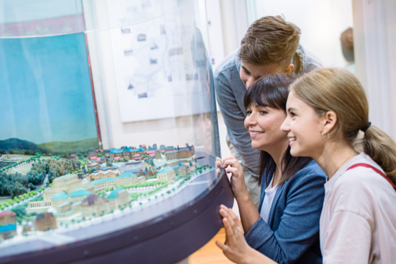 Schloss Burgk erhält neue Teppichböden. Deshalb bleiben die Ausstellungsräume im Hauptgebäude in der Zeit vom 4. bis 8. August 2025 für Besucher geschlossen. Das betrifft vor allem die Themenbereiche Bergbau-, Industrie- und Stadtgeschichte. Die in den Nebengebäuden untergebrachten Ausstellungen der Städtischen Kunstsammlung und der Stiftung Pappermann, die Bergbauschauanlage, die Ausstellung „Faszination Steinkohle“, das Schulhistorische Kabinett, das Besucherbergwerk und der Technikgarten können weiterhin uneingeschränkt besucht werden.