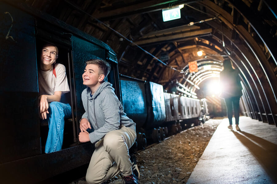 Eintauchen in die faszinierende Welt der Bergleute und erleben, wie die Arbeit tief unter der Erde war. Anschließend gemeinsames Basteln eines ganz besonderen Schlüsselanhängers.