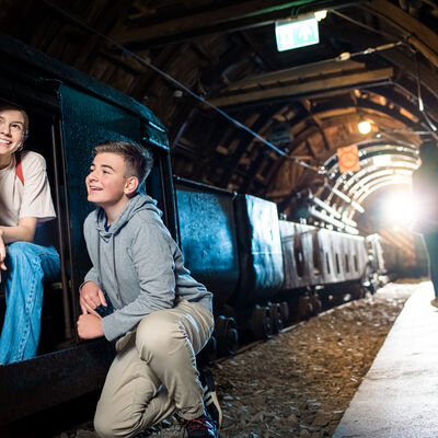 Eintauchen in die faszinierende Welt der Bergleute und erleben, wie die Arbeit tief unter der Erde war. Anschließend gemeinsames Basteln eines ganz besonderen Schlüsselanhängers.