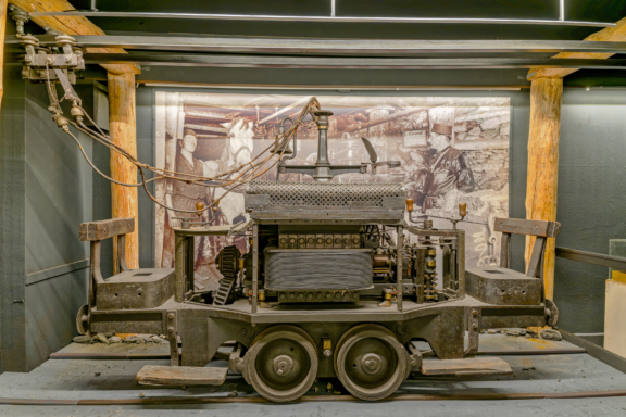 Anlässlich der Wiedereröffnung des neugestalteten Ausstellungsbereiches für die erste elektrische Grubenlokomotive der Welt „Dorothea“ bietet Kurator Jörg Schlegel am 29. Juni 2025 um 11:00 Uhr eine Führung durch die Ausstellung an. 