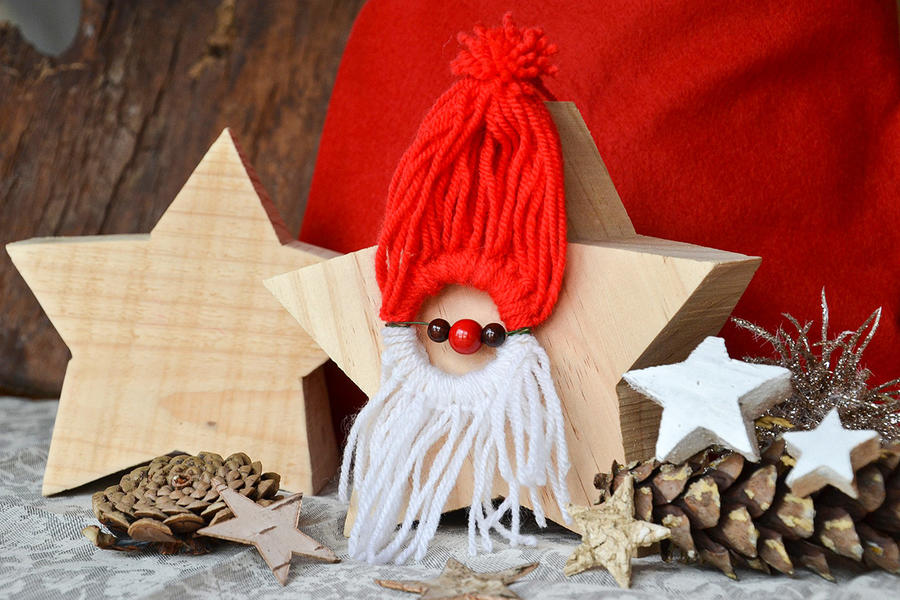 Auf Schloss Burgk sind alle kleinen kreativen Köpfe eingeladen, Weihnachtsbaumschmuck zu basteln.