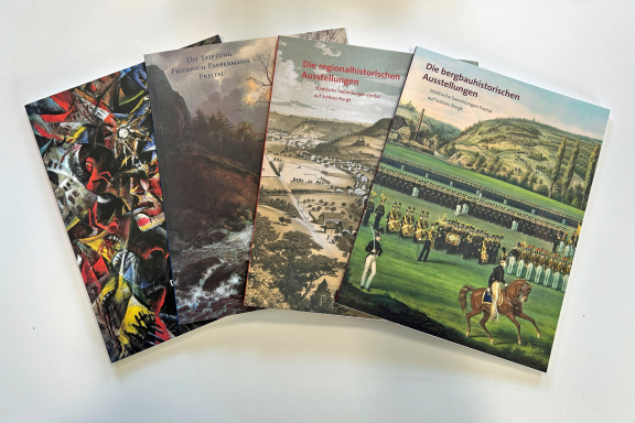Ergänzend zu den bereits erschienenen Katalogbänden (Städtische Kunstsammlungen und Kunstsammlung der Stiftung Pappermann) hat das Museumsteam in den beiden neuen Bänden die regional- und bergbauhistorischen Ausstellungsbereiche in den Fokus genommen.