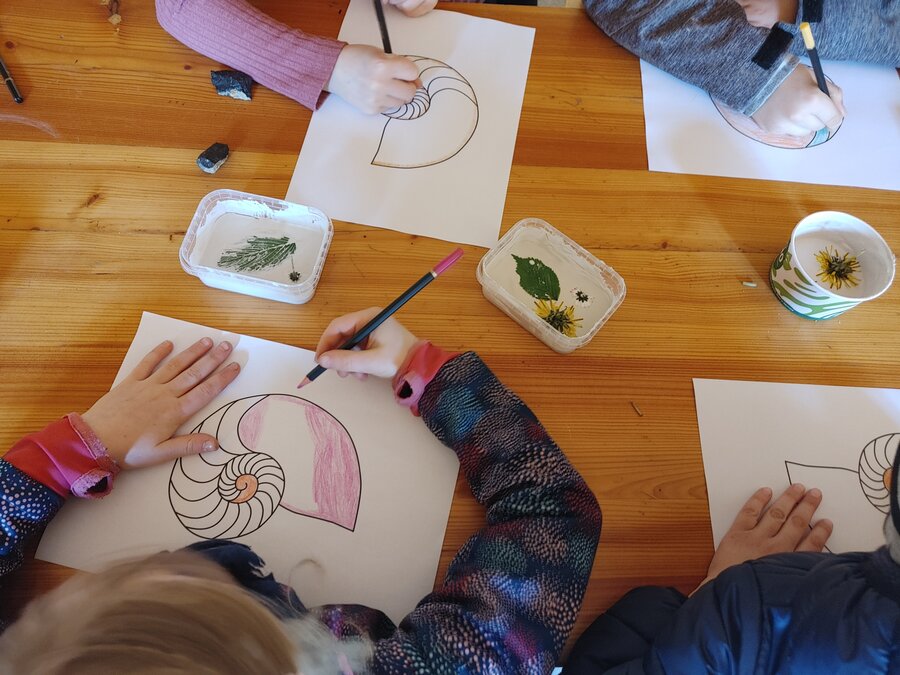 Spannender Rundgang durch die Kunstausstellung, anschließend Basteln bunter Fensterbilder