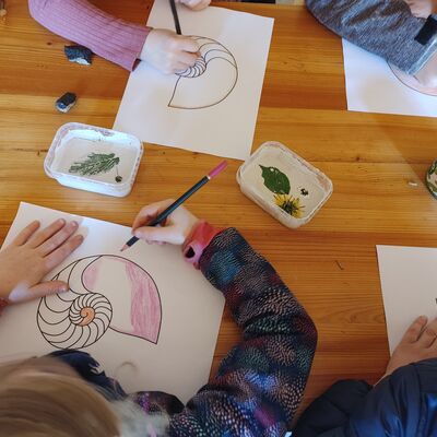 Spannender Rundgang durch die Kunstausstellung, anschließend Basteln bunter Fensterbilder