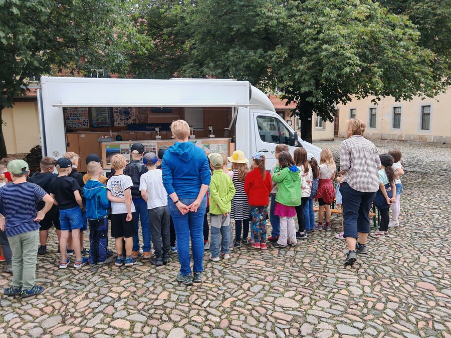 Entdeckungsreise durch die Kunstsammlung zu Bildern, in denen die Farben des Bodens eine Rolle spielen. Inspiriert davon werden anschließend eigene Bilder mit selbst hergestellten Erdfarben gestaltet.