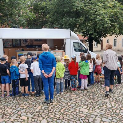 Entdeckungsreise durch die Kunstsammlung zu Bildern, in denen die Farben des Bodens eine Rolle spielen. Inspiriert davon werden anschließend eigene Bilder mit selbst hergestellten Erdfarben gestaltet.