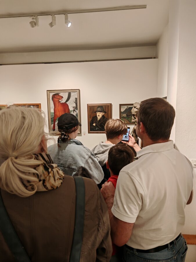 Jugendliche aus dem künstlerischen Profil am Weißeritzgymnasium in Freital erkunden in der Kunstsammlung auf Schloss Burgk »ihre« Kunstwerke mit allen Sinnen. Was sie dort entdecken, fasziniert und inspiriert und wird überraschend in die Realität vor dem Bild geholt.