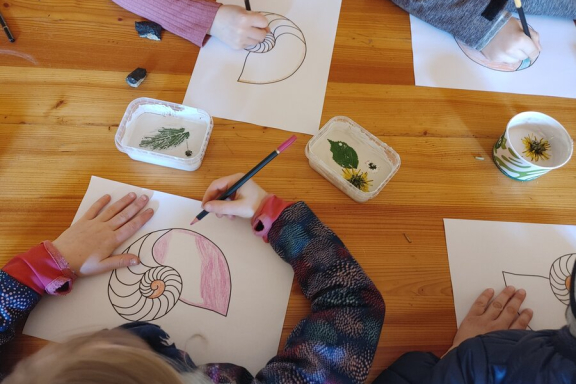 Spannender Rundgang durch die Kunstausstellung, anschließend Basteln bunter Fensterbilder