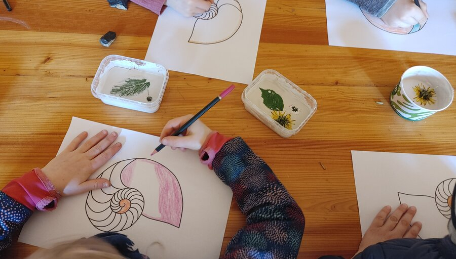 Spannender Rundgang durch die Kunstausstellung, anschließend Basteln bunter Fensterbilder