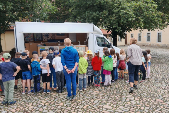 Entdeckungsreise durch die Kunstsammlung zu Bildern, in denen die Farben des Bodens eine Rolle spielen. Inspiriert davon werden anschließend eigene Bilder mit selbst hergestellten Erdfarben gestaltet.