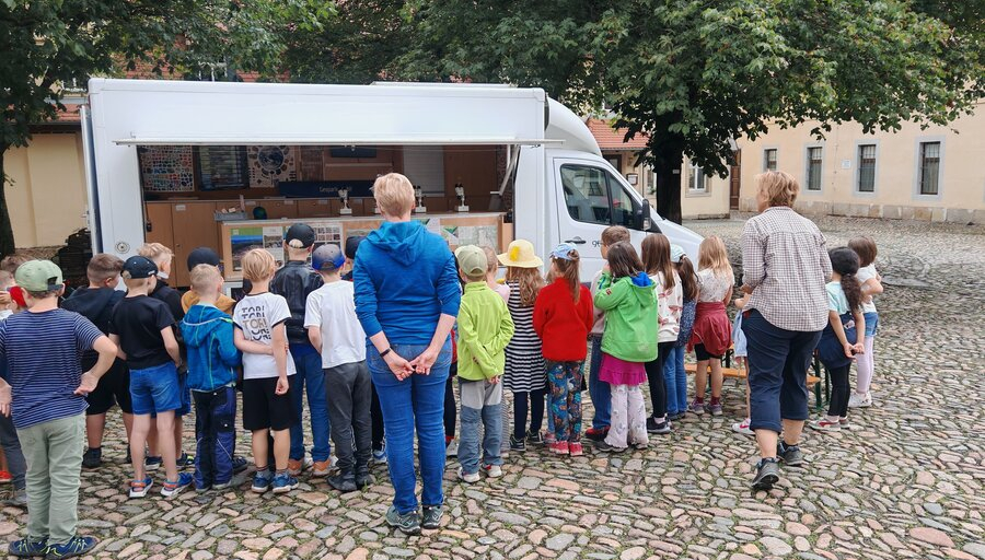 Entdeckungsreise durch die Kunstsammlung zu Bildern, in denen die Farben des Bodens eine Rolle spielen. Inspiriert davon werden anschließend eigene Bilder mit selbst hergestellten Erdfarben gestaltet.