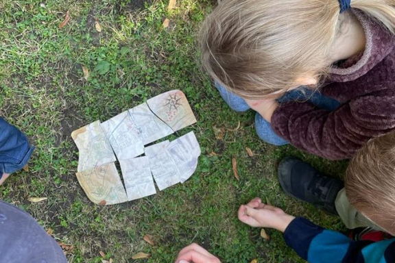 Fahrt mit der Windbergbahn zum Schloss Burgk und dortige Schatzsuche im Schloss und im Schlosspark. Währenddessen, können sich die Erwachsenen die Ausstellungen anschauen.