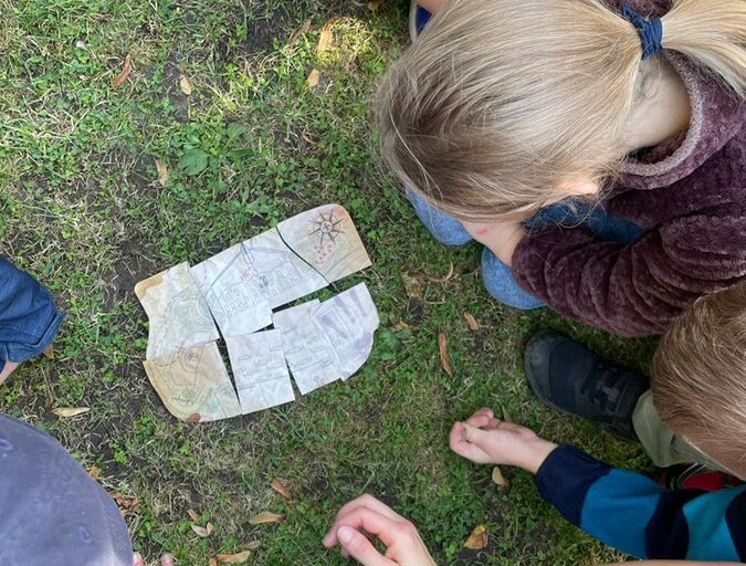Fahrt mit der Windbergbahn zum Schloss Burgk und dortige Schatzsuche im Schloss und im Schlosspark. Währenddessen, können sich die Erwachsenen die Ausstellungen anschauen.