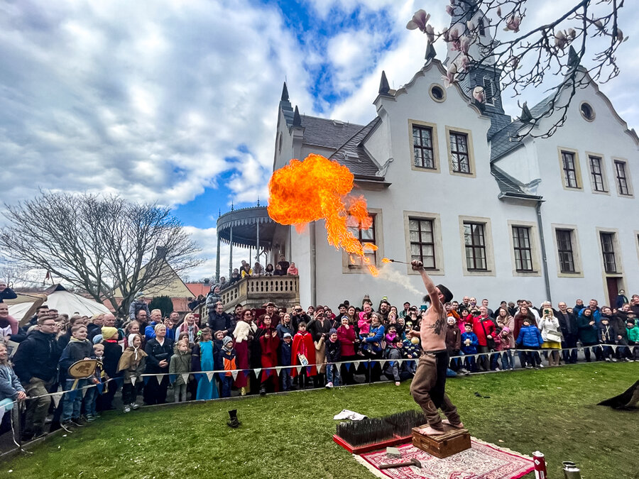 Historisches Markttreiben mit Handwerkern, Spielleuten, Ritterspielen, Gauklern und mehr