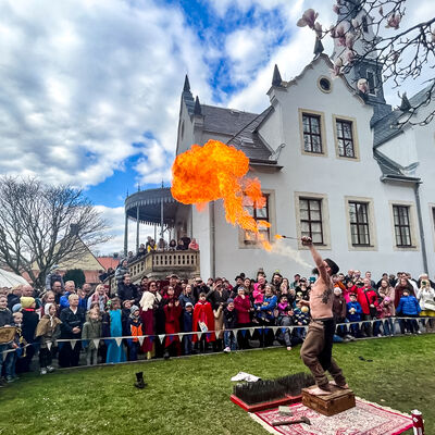 Historisches Markttreiben mit Handwerkern, Spielleuten, Ritterspielen, Gauklern und mehr