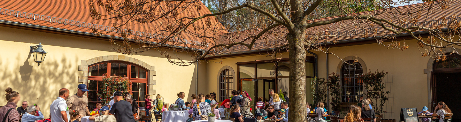 Endlich ist es so weit - unser Biergarten auf Schloss Burgk lädt im Zeitraum vom 18. Mai bis 9. September 2026 zum gemütlichen Verweilen ein. Immer montags bis mittwochs von 15 bis 20 Uhr erwarten euch kühle Getränke, ein kleiner Imbiss.