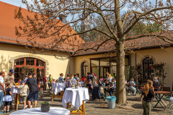 Endlich ist es so weit - unser Biergarten auf Schloss Burgk lädt im Zeitraum vom 18. Mai bis 9. September 2026 zum gemütlichen Verweilen ein. Immer montags bis mittwochs von 15 bis 20 Uhr erwarten euch kühle Getränke, ein kleiner Imbiss.