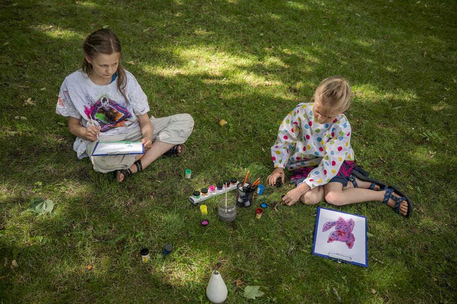 Kinderprogramm zur Sonderausstellung - Zuerst wunderschöne Bilder entdecken, dann im Schlosspark Materialien suchen und selbst kreativ werden.