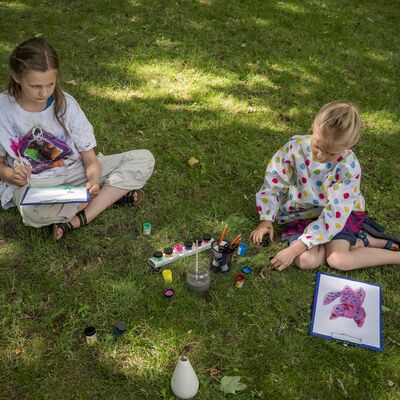 Kinderprogramm zur Sonderausstellung - Zuerst wunderschöne Bilder entdecken, dann im Schlosspark Materialien suchen und selbst kreativ werden.